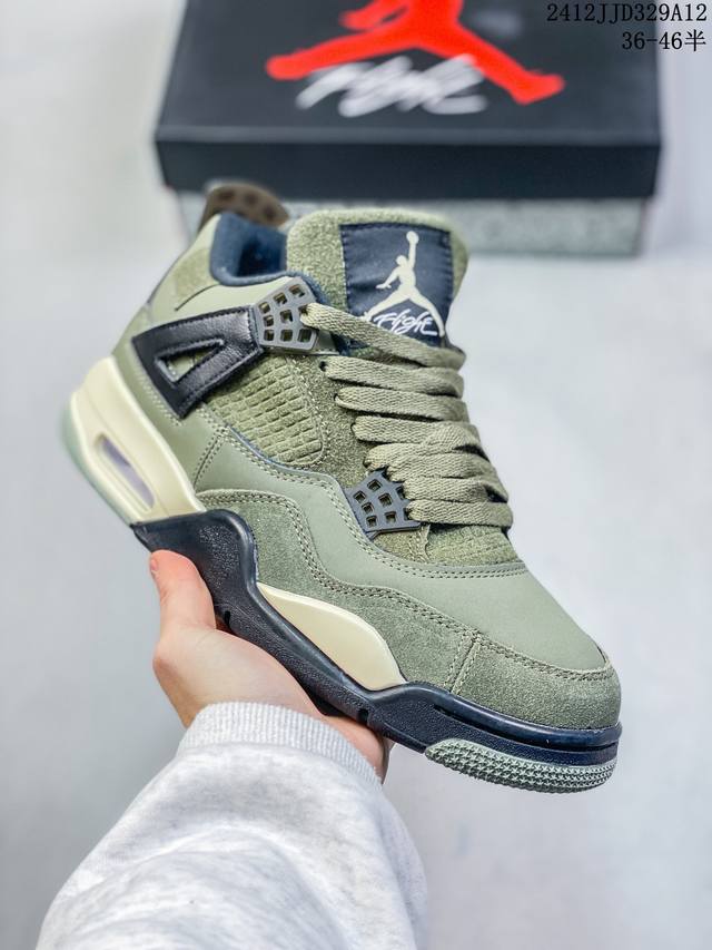 Air Jordan 4 Retro Aj4 乔丹4代 Aj4 乔4 乔丹篮球鞋系列 承袭了 Black Cat 的劲酷风范，眼前的这双 Air Jordan