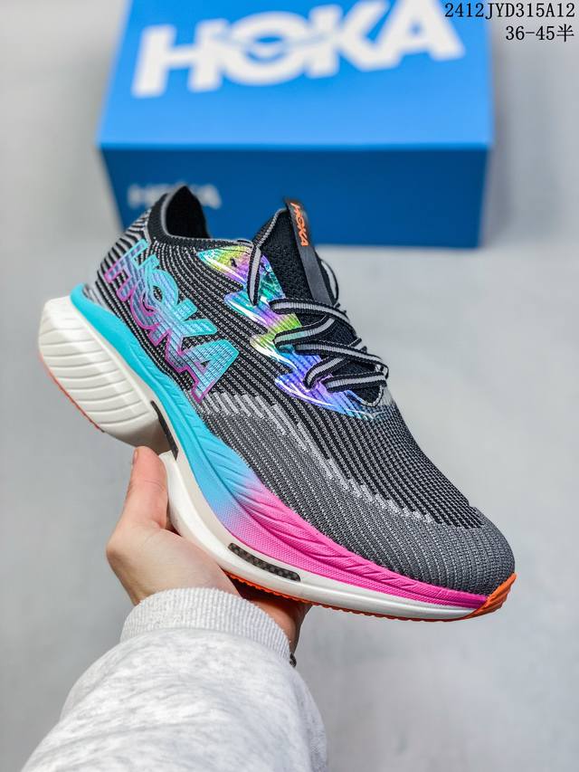 公司级hoka 霍卡 Hoka Cielo X1 竞速跑鞋 外观整合hoka 顶尖碳板技术、中底泡棉科技和几何学，设计符合自然步态的不对称鞋面和鞋底结构，专为精