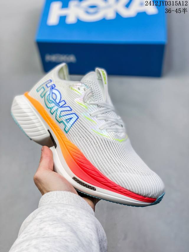 公司级hoka 霍卡 Hoka Cielo X1 竞速跑鞋 外观整合hoka 顶尖碳板技术、中底泡棉科技和几何学，设计符合自然步态的不对称鞋面和鞋底结构，专为精