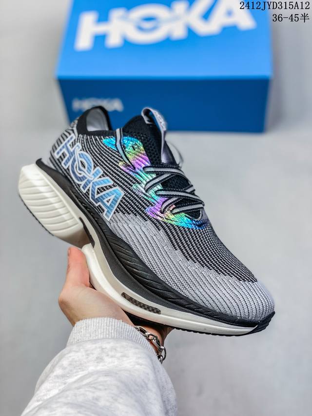 公司级hoka 霍卡 Hoka Cielo X1 竞速跑鞋 外观整合hoka 顶尖碳板技术、中底泡棉科技和几何学，设计符合自然步态的不对称鞋面和鞋底结构，专为精