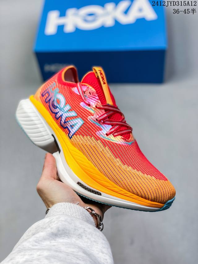 公司级hoka 霍卡 Hoka Cielo X1 竞速跑鞋 外观整合hoka 顶尖碳板技术、中底泡棉科技和几何学，设计符合自然步态的不对称鞋面和鞋底结构，专为精