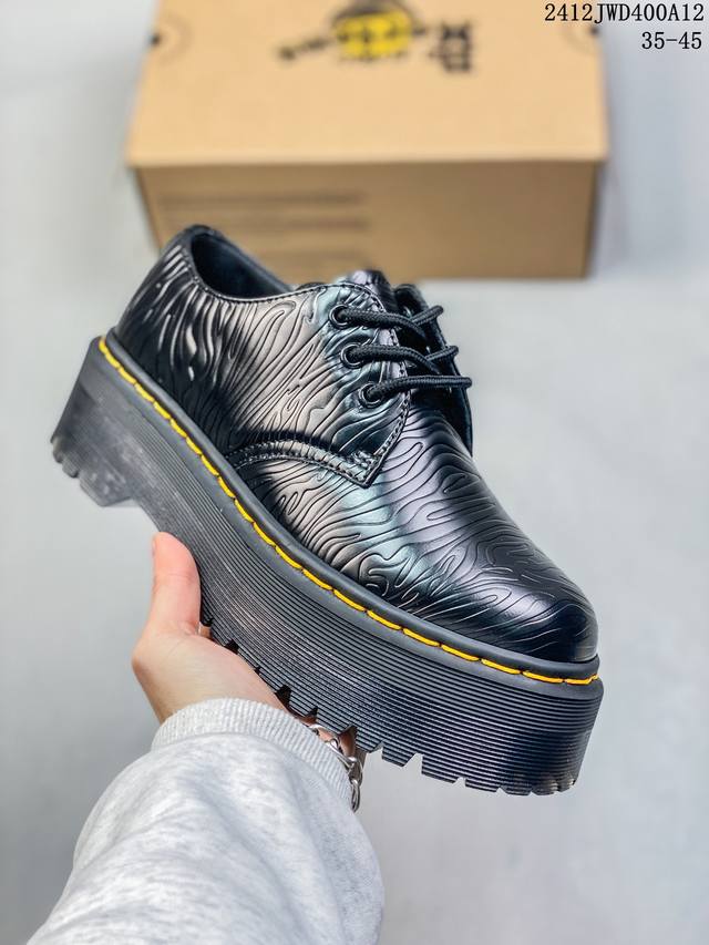 Dr.Martens 马汀博士 采用硬质牛培开边珠牛培皮打造鞋面，厚实耐磨pvc原厂透明水晶橡胶大底，原版一致空补胶“零胶”工艺，真实大底拉帮线锁底著名工鞋品牌