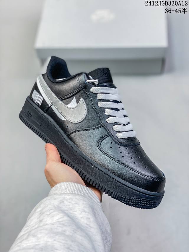 公司级耐克nike Air Force 1 Mid 07 空军一号低帮百搭休闲运动板鞋。柔软、弹性十足的缓震性能和出色的中底设计，横跨复古与现代的外型结合，造就