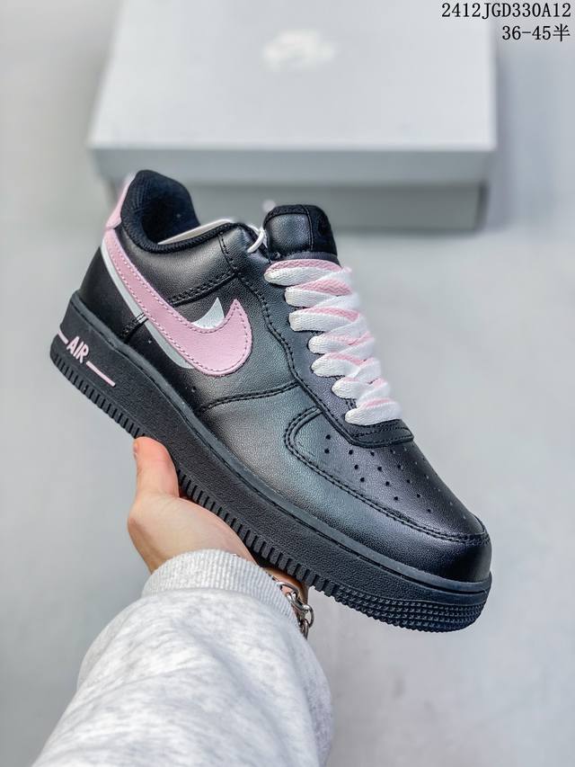 公司级耐克nike Air Force 1 Mid 07 空军一号低帮百搭休闲运动板鞋。柔软、弹性十足的缓震性能和出色的中底设计，横跨复古与现代的外型结合，造就