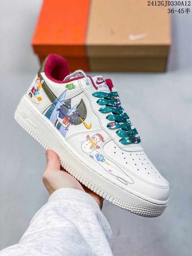 公司级耐克nike Air Force 1 Mid 07 空军一号低帮百搭休闲运动板鞋。柔软、弹性十足的缓震性能和出色的中底设计，横跨复古与现代的外型结合，造就