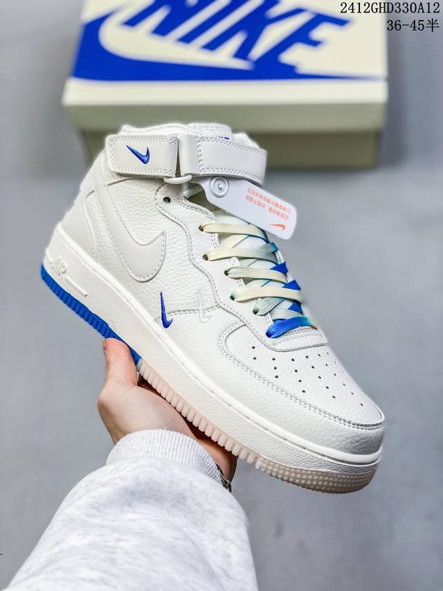 公司级耐克nike Air Force 1 Mid 07 空军一号低帮百搭休闲运动板鞋。柔软、弹性十足的缓震性能和出色的中底设计，横跨复古与现代的外型结合，造就