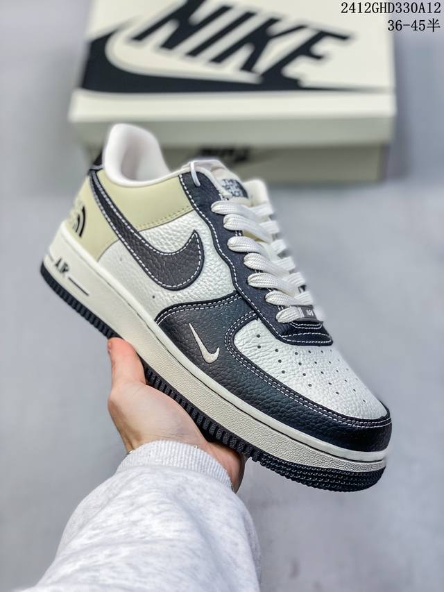 公司级耐克nike Air Force 1 Mid 07 空军一号低帮百搭休闲运动板鞋。柔软、弹性十足的缓震性能和出色的中底设计，横跨复古与现代的外型结合，造就