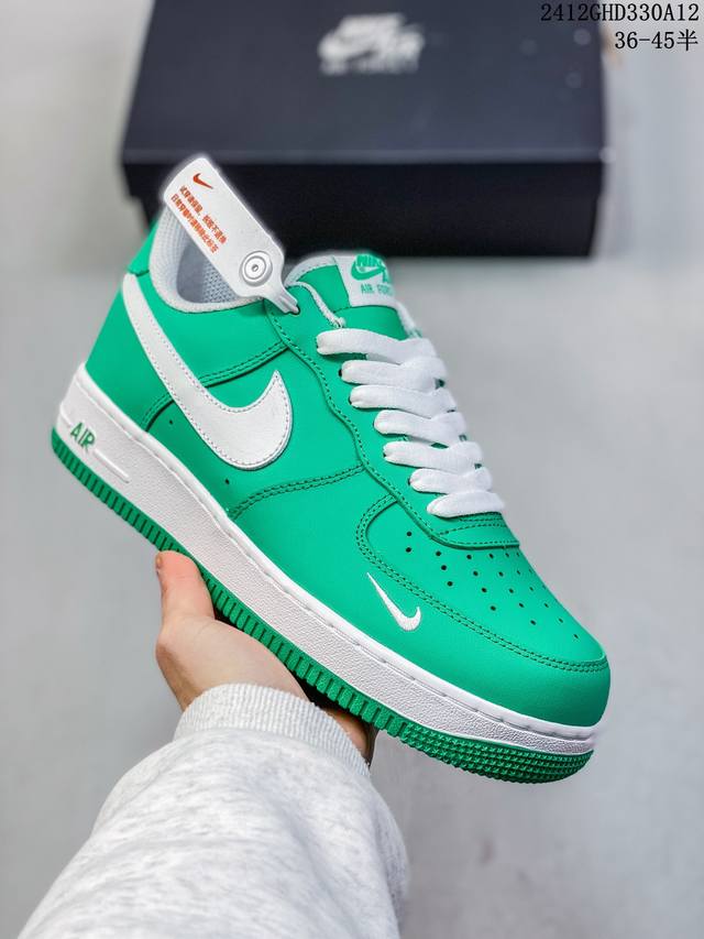 公司级耐克nike Air Force 1 Mid 07 空军一号低帮百搭休闲运动板鞋。柔软、弹性十足的缓震性能和出色的中底设计，横跨复古与现代的外型结合，造就