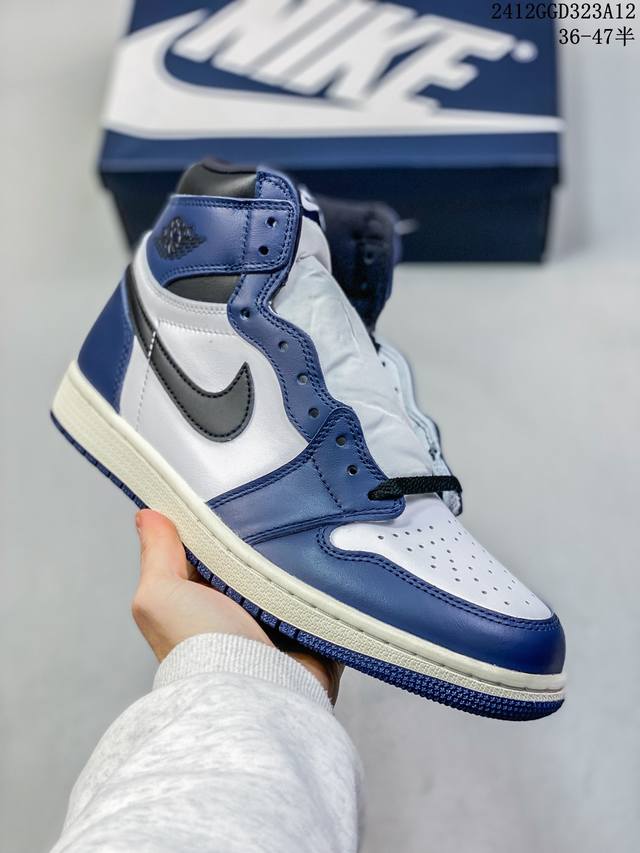 公司级带半码 耐克 Nike Air Jordan 1 Retro High Og 乔丹一代篮球鞋复刻运动鞋 皮面中帮板鞋的设计灵感源自运动夹克，带你重温入选球