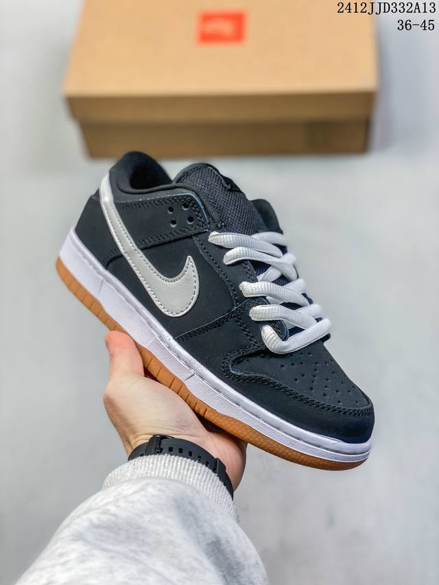 真标带半码耐克nike Sb Zoom Dunk Low 板鞋 系列经典百搭休闲运动板鞋 鞋舌的填充，使舒适性大大提升，同时也更方便穿脱中底部分则加入了脚感柔软