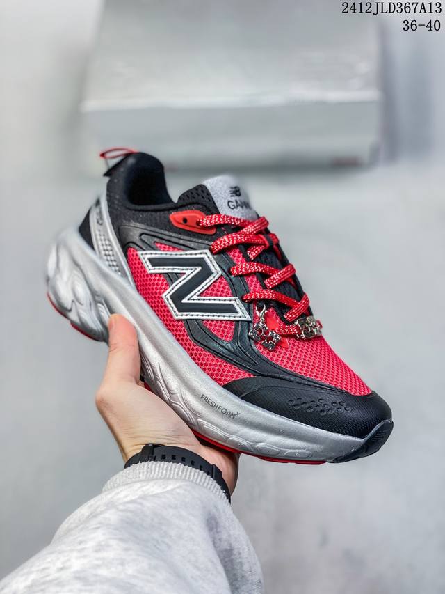 New Balance Nb休闲低帮跑步鞋，织物鞋面，舒适透气。鞋身设计方便穿脱。系带设计，贴合脚踝，鞋底设计采用耐磨的鞋底，增强耐用性。 货号：Utrngn