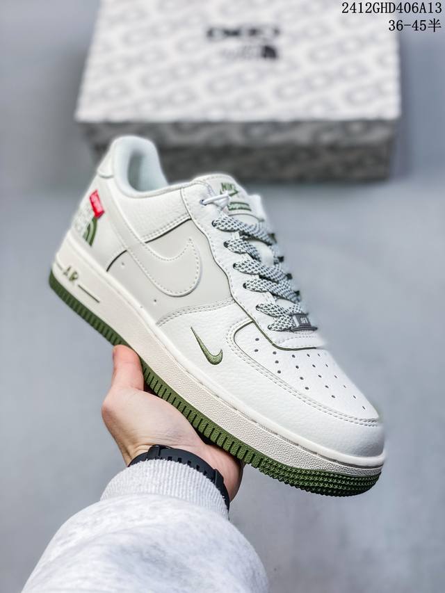 公司级耐克nike Air Force 1 Mid 07 空军一号低帮百搭休闲运动板鞋。柔软、弹性十足的缓震性能和出色的中底设计，横跨复古与现代的外型结合，造就