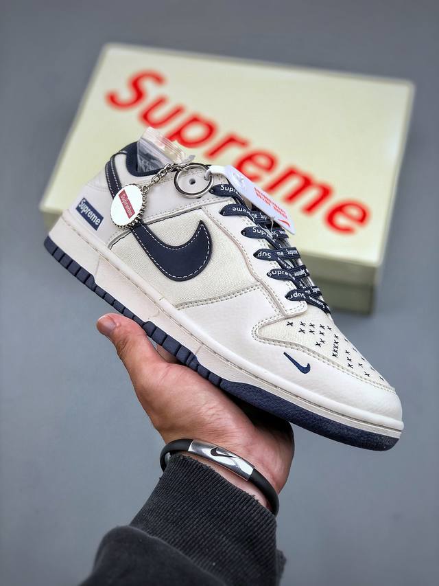 Supreme X Nike Dunk Low 深蓝帆布此款主张打破传统的工业化流水线设计限制，以made By Ideas的超级创意为理念，集结众多潮流设计师