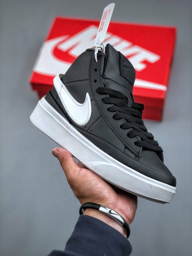 Nike Blazer Phantom Low 运动鞋 将现代格调与经典 Nike 风范巧妙糅合。采用轻盈利落设计，焕新演绎经典鞋款。该鞋款带来舒适足底体验，结