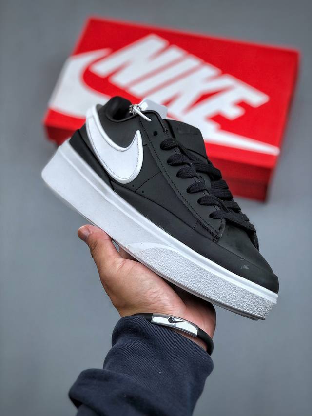 Nike Blazer Phantom Low 运动鞋 将现代格调与经典 Nike 风范巧妙糅合。采用轻盈利落设计，焕新演绎经典鞋款。该鞋款带来舒适足底体验，结