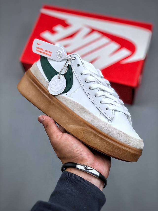 Nike Blazer Phantom Low 运动鞋 将现代格调与经典 Nike 风范巧妙糅合。采用轻盈利落设计，焕新演绎经典鞋款。该鞋款带来舒适足底体验，结