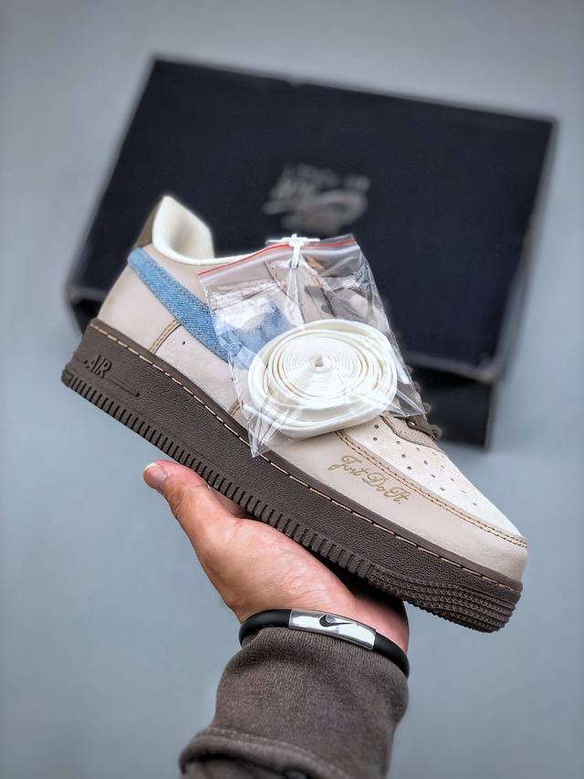 Nike Air Force 1‘07 空军一号低帮百搭休闲运动板鞋。柔软、弹性十足的缓震性能和出色的中底设计，横跨复古与现代的外型结合，造就出风靡全球三十多年