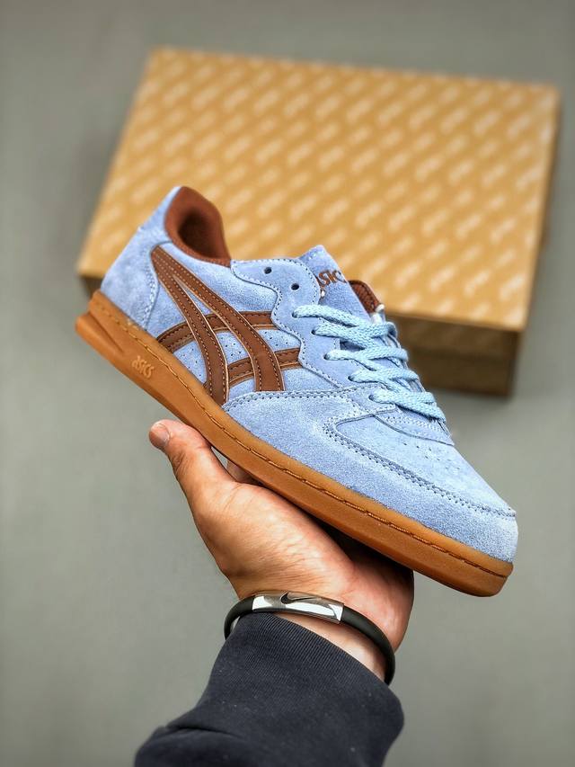 Hay X Asics Skyhand Og 复古单品 Asics 亚瑟士 是日本实业家鬼家喜八郎创立的跑鞋运动品牌，名字想法源自著名的拉丁谚语“Animasa