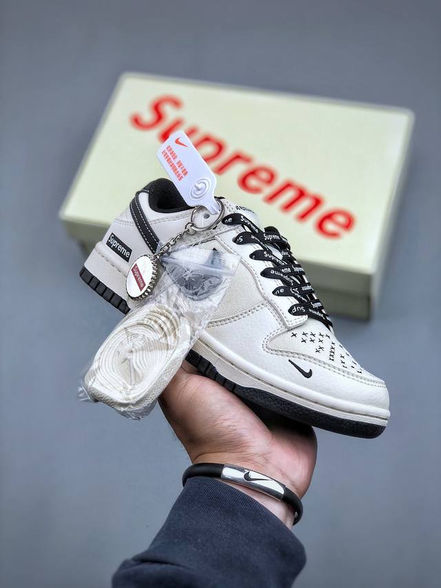 Supreme X Nike Dunk Low 帆布此款主张打破传统的工业化流水线设计限制，以made By Ideas的超级创意为理念，集结众多潮流设计师，结