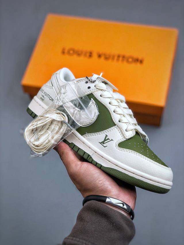 支持放 Lv X Nike Dunk Low 米白银绿 此款主张打破传统的工业化流水线设计限制，以made By Ideas的超级创意为理念，集结众多潮流设计师