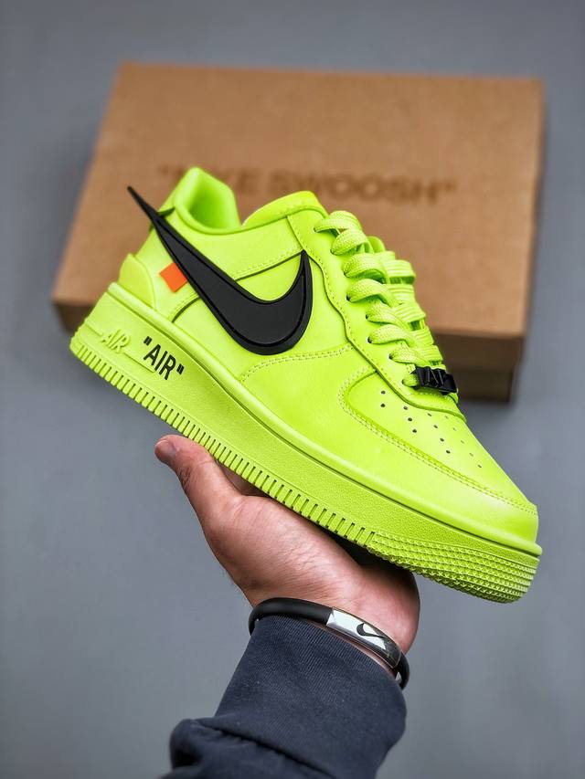 Off-White X Nike Air Force 1 Ow联名空军一号 荧光绿配色 鞋款延续了此次联名的设计风格，整体以荧光绿为主调，鞋身内侧同样印有大面积