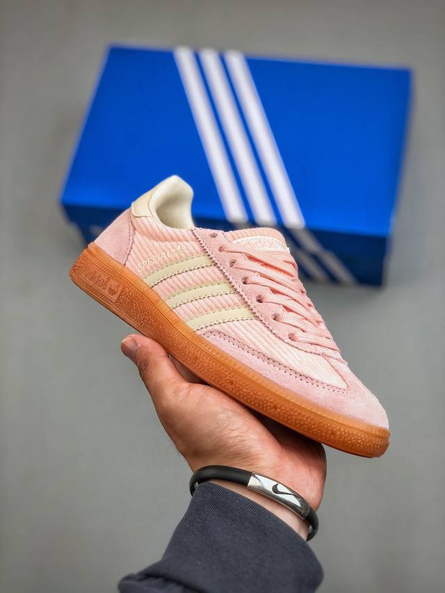 Adidas Originals Samba Handball Spezial复古休闲板鞋 此款以简约大方的造型设计，给人以随性休闲的时尚格调，穿着舒适轻便，运