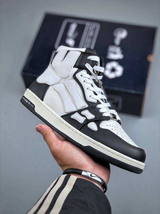 Amiri 埃米尔 Skeleton High Sneakers 骨骼系列 高帮运动休闲板鞋 正确骨头形状 鞋舌外翻细节 头层牛皮双层加厚鞋面 鞋帮侧面骨头采用