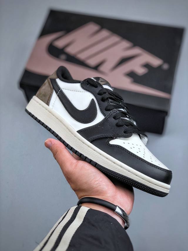 Air Jordan 1 Low Aj1低帮 小摩卡 头层皮打造 原鞋原档案开发 原厂皮料 原档冲孔鞋头 正确满胶鞋垫 四线拉帮 原厂织唛标 鞋舌高弹海绵填 货