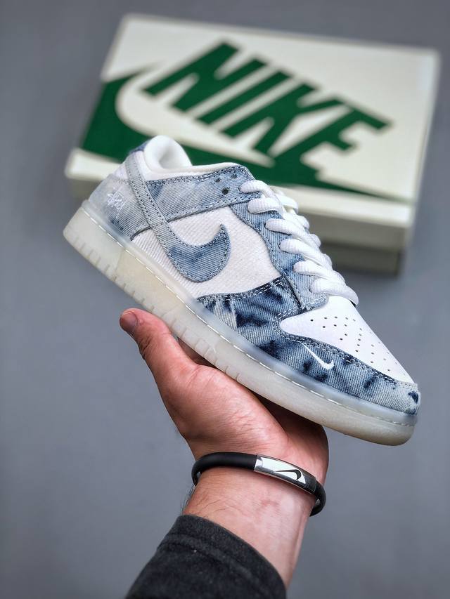 Stussy X Nike Dunk Low 斯图西 水晶牛仔此款主张打破传统的工业化流水线设计限制，以made By Ideas的超级创意为理念，集结众多潮流