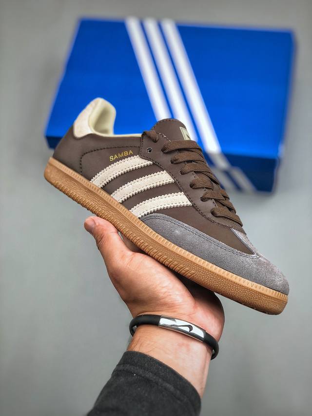 Adidas Originals Samba Og 棕此款以简约大方的造型设计，给人以随性休闲的时尚格调，穿着舒适轻便，运动灵活自如，蓝满足日常个性穿搭。货号：