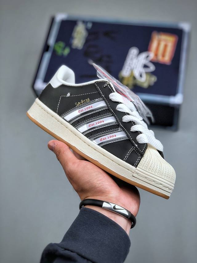 Korn X Adidas Originals Superstar 舒适百搭 防滑耐磨 贝壳头低帮 板鞋 男女同款 黑白 货号ih1313 尺码：35-45 半