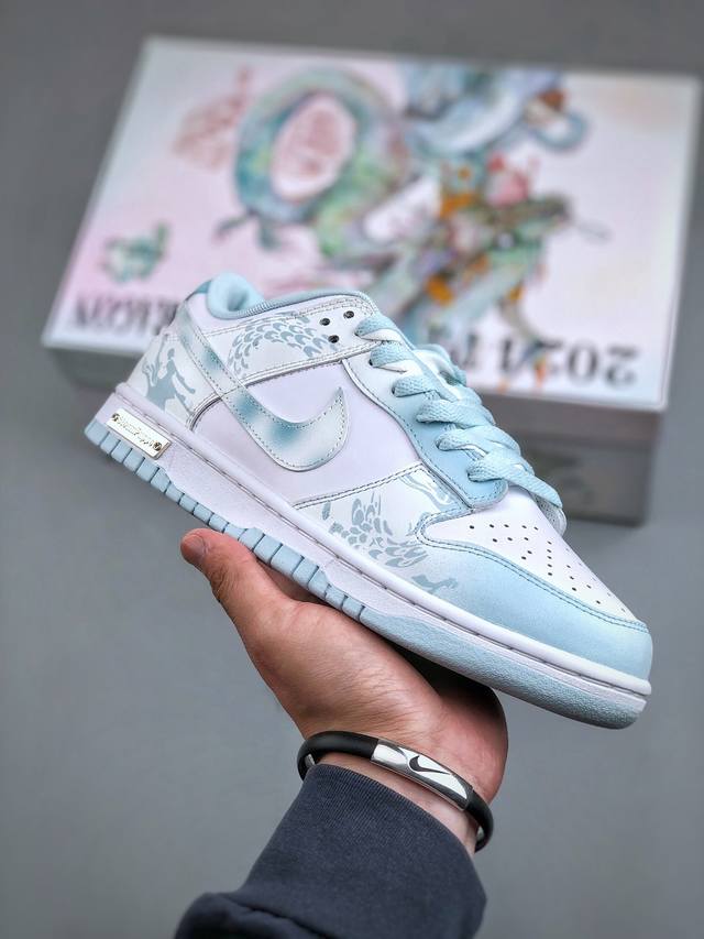 Nike Dunk Low 龙年限定 御龙青花 白蓝 新中式 低帮休闲板鞋 Dv0833-104 #设计灵感来自于青花，鞋面整体以蓝色、白色为主色，Swoosh