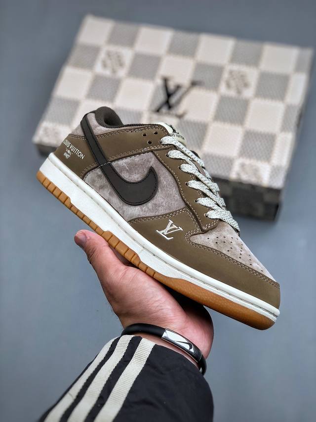 Lv X Nike Dunk Low 猪八丝雾棕此款主张打破传统的工业化流水线设计限制，以made By Ideas的超级创意为理念，集结众多潮流设计师，结合时