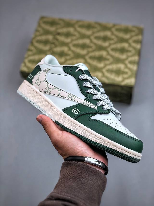 Gucci X Air Jordan 1 Low 帝王绿此款主张打破传统的工业化流水线设计限制，以made By Ideas的超级创意为理念，集结众多潮流设计师