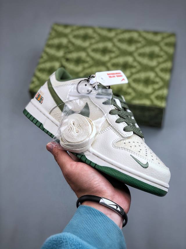 Gucci X Nike Dunk Low 米白绿勾织布此款主张打破传统的工业化流水线设计限制，以made By Ideas的超级创意为理念，集结众多潮流设计师