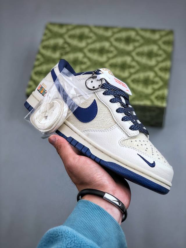 Gucci X Nike Dunk Low 米白绿勾织布此款主张打破传统的工业化流水线设计限制，以made By Ideas的超级创意为理念，集结众多潮流设计师