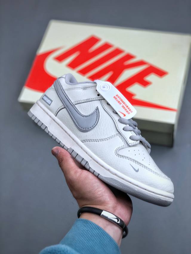 Nike Sb Dunk Low Un联名-米灰勾 周年高端定制 低帮休闲板鞋 Sf1588-135 #定制鞋盒 大厂纯原品质出货 超高清洁度 皮料切割干净无任