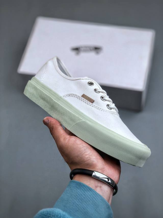 Vault By Vans X Jjjjound Authentic 笫三次携手共创作全新联名 将标志性极简主义设计融入到更多vans经典鞋型，Mid,Auth