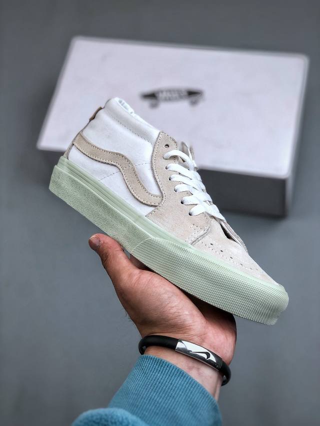 Vault By Vans X Jjjjound Authentic 笫三次携手共创作全新联名 将标志性极简主义设计融入到更多vans经典鞋型，Sk8-Mid,