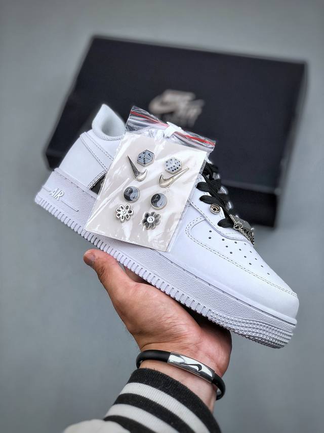 Air Force 1 Low 银扣白黑原楦头原纸板 打造纯正空军版型专注外贸渠道 全掌内置蜂窝气垫 #原盒配件 原厂中底钢印、拉帮完美 货号：Da8571-1