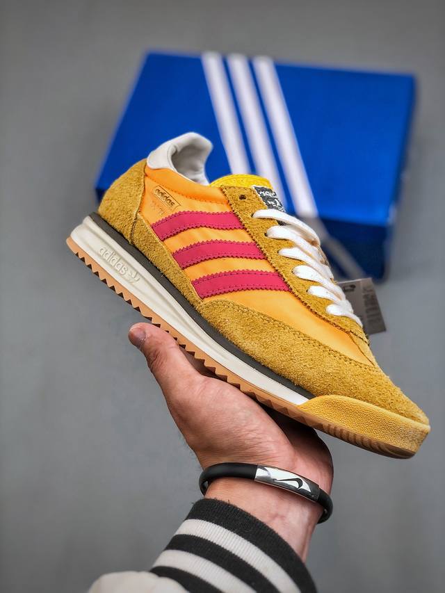 Adidas Originals Sl 72Rs 超轻便透气复古慢跑鞋 鞋头的设计饱满圆润 鞋面是翻毛皮和尼龙材质结合 上脚舒适柔软橡胶大底非常耐磨防滑 包裹性