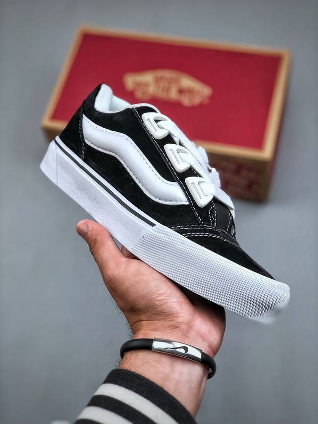 Vans Knu Skool Dr 黑灰 “Dr新系列面包鞋，个性十足”Dr新款是对90年代经典风格的重新诠释，Vans将现在的knu Skool的“宽大”特点