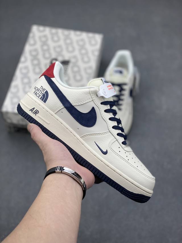 海外限量发售！公司级nike Air Force 1 '07 Low “北面联名--米白蓝红”空军一号 低帮 运动鞋 休闲鞋 折边针车 工艺难度大 原楦头原纸板