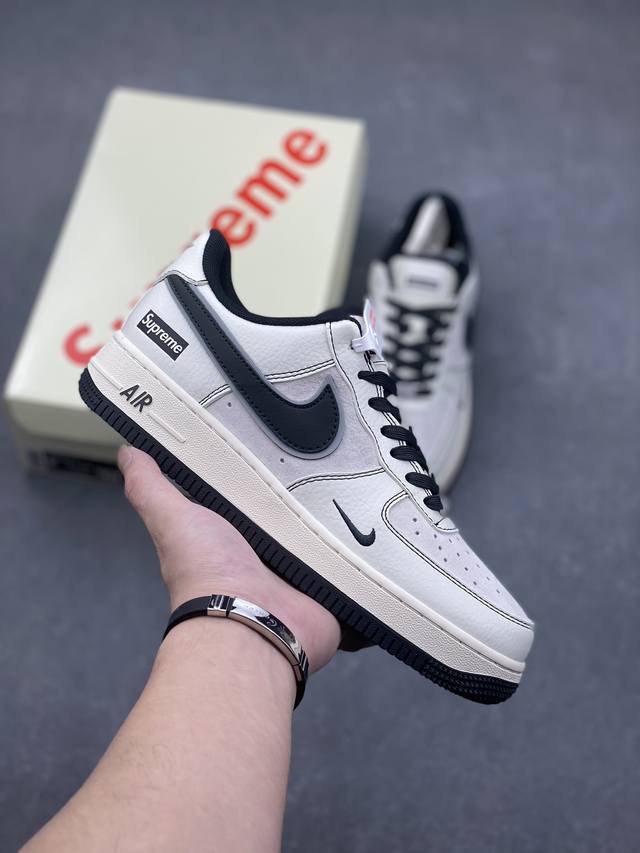 海外限量发售！公司级nike Air Force 1 '07 Low “Supreme联名--米白灰猪八”空军一号 低帮 运动鞋 休闲鞋 折边针车 工艺难度大