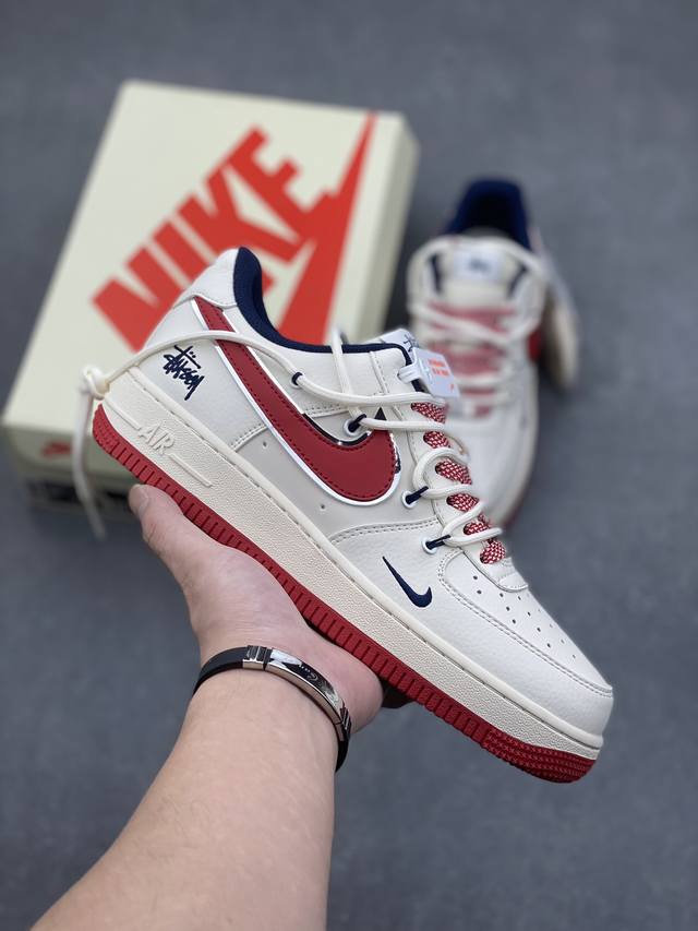 海外限量发售！公司级nike Air Force 1 '07 Low “斯图西联名 米白红抽绳”空军一号 低帮 运动鞋 休闲鞋 折边针车 工艺难度大 原楦头原纸