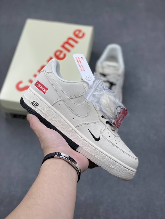 海外限量发售！公司级nike Air Force 1 '07 Low “Supreme联名--米白黑双拼”空军一号 低帮 运动鞋 休闲鞋 折边针车 工艺难度大