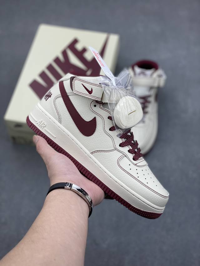 洛杉矶潮牌店限量发售 公司级 Undefeated X Nike Air Force 1 Mid米白红 空军一号中帮休闲板鞋 定制皮料 原装定制鞋盒 炫彩反光