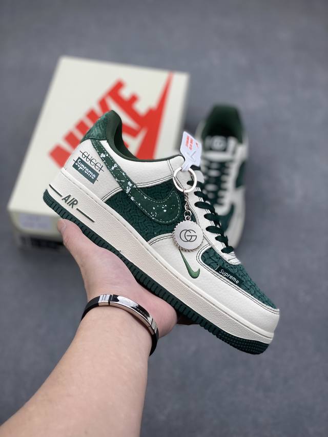 海外限量发售！公司级nike Air Force 1 '07 Low “古驰supreme联名--米白祖母绿”空军一号 低帮 运动鞋 休闲鞋 折边针车 工艺难度