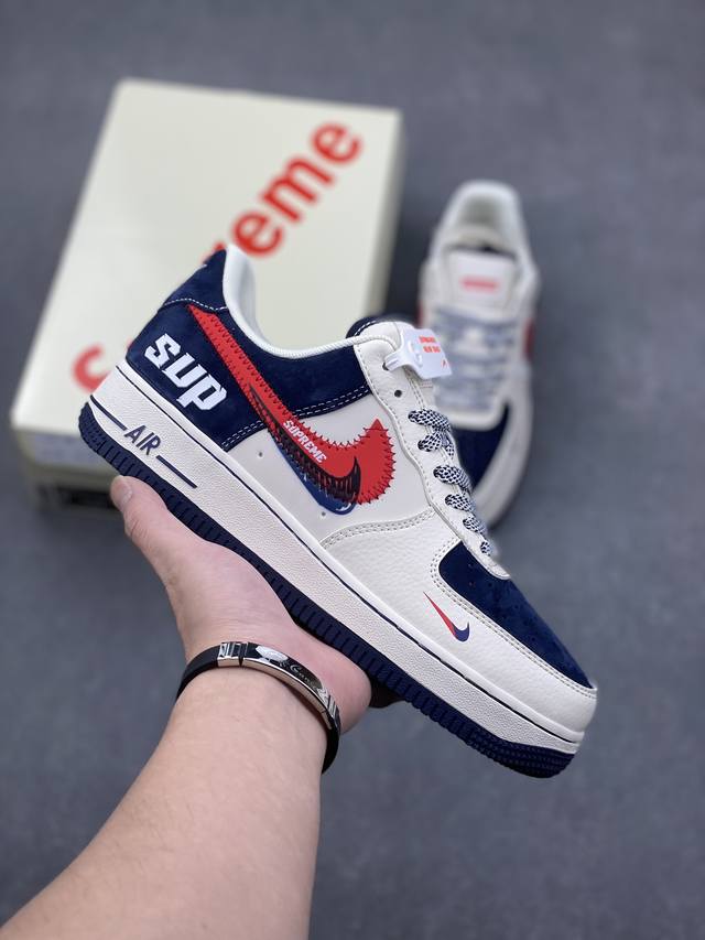 海外限量发售！公司级nike Air Force 1 '07 Low “Supreme联名 红蓝双勾”空军一号 低帮 运动鞋 休闲鞋 折边针车 工艺难度大 原楦