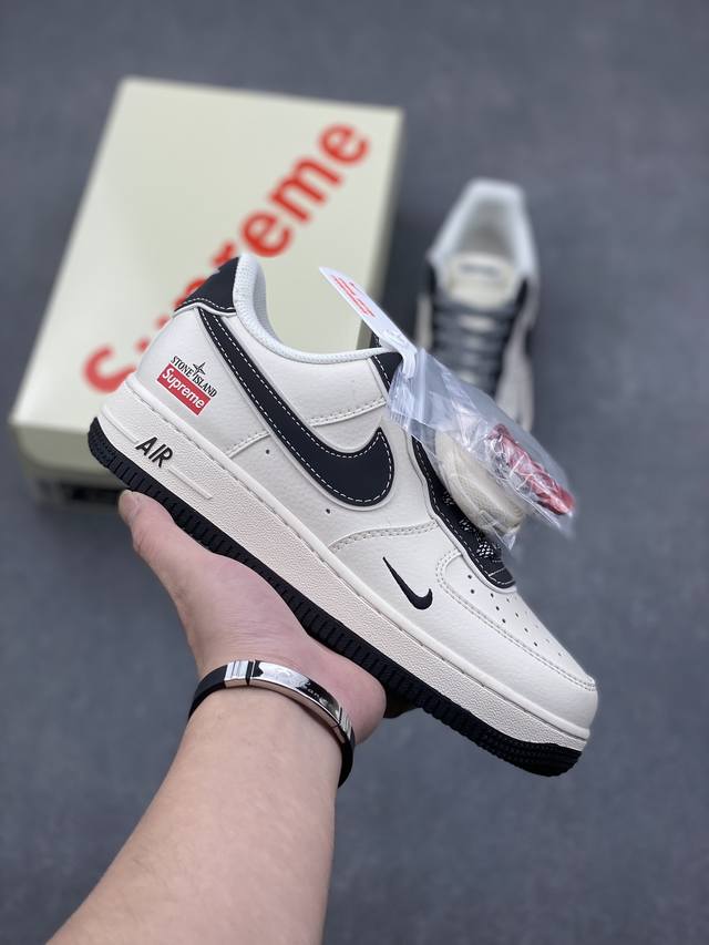 海外限量发售！公司级nike Air Force 1 '07 Low “石头岛supreme联名--米白黑尾”空军一号 低帮 运动鞋 休闲鞋 折边针车 工艺难度